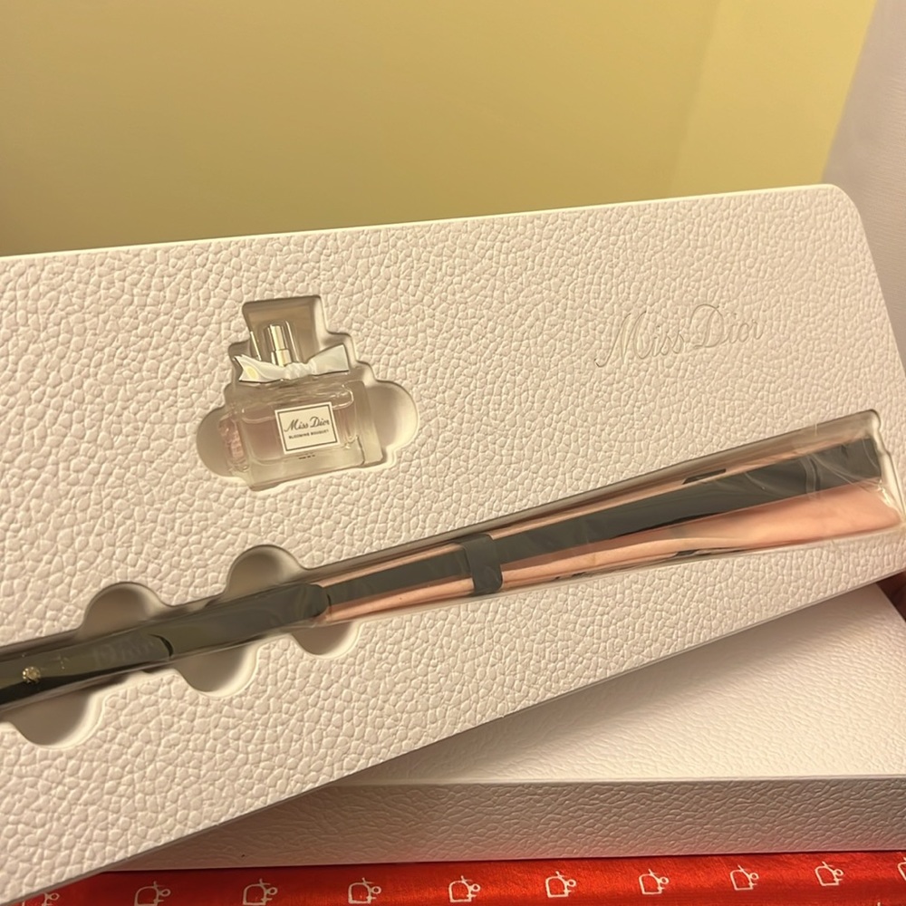 Brand New DIOR Miss Dior Fan - Picture 5 of 16